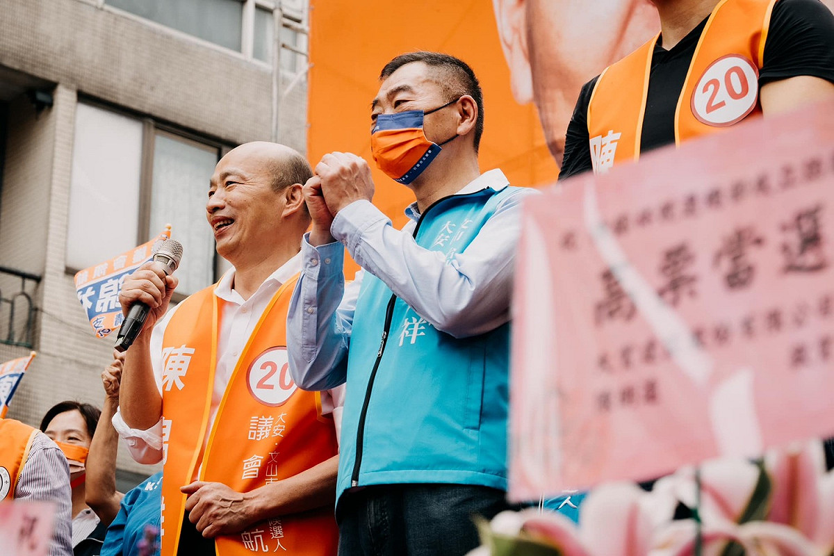 前高雄市長韓國瑜現身陳錦祥競總力挺，提到自己擔任北農總經理時曾被北市議員王世堅叫到議會，當時王世堅兇到「連老虎看到都不敢叫」。 圖：翻攝自陳錦祥臉書