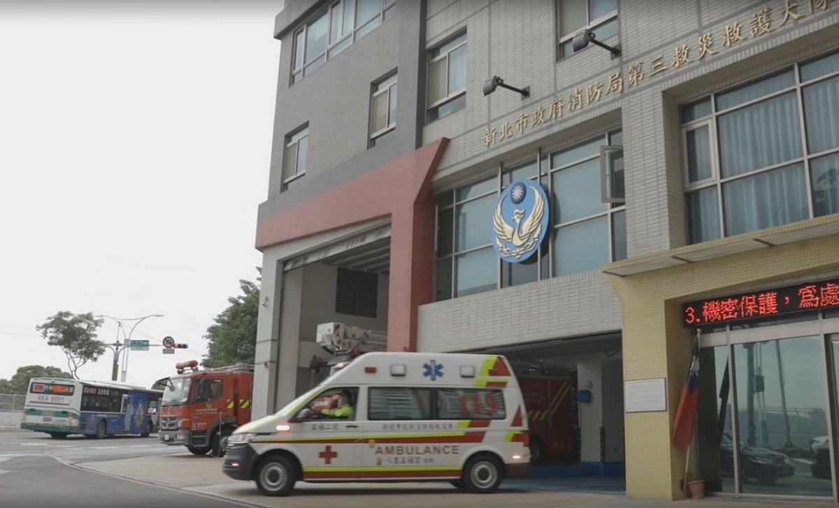 低溫奪命！寒流7天釀331人猝死，消防署提醒留意氣溫變化，國健署建議4招護心暖身防憾事。（救護車示意圖）。 圖：新北市交通局／提供