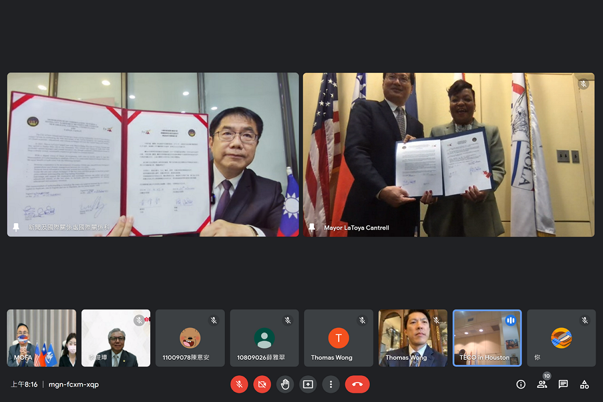 台南市長黃偉哲透過視訊與美國紐奧良市（City of New Orleans）的肯崔市長（Mayor LaToya Cantrell）會面及締結姐妹市。此次也是繼去年的日本京都後，台南市再度與國際知名大城締盟，為台南市的國際城市外交再創新篇章。 圖：台南市政府提供
