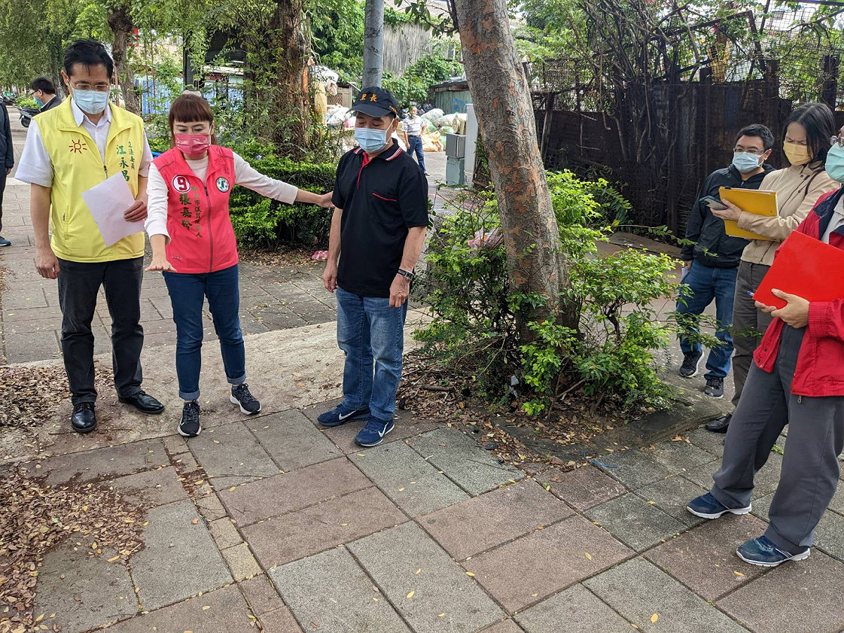 民進黨新北市議員候選人張嘉玲近期迭獲民眾陳情，委請立委江永昌協助，今(25)天一起會勘中和區連城路261巷人行道。 圖：張嘉玲辦公室/提供