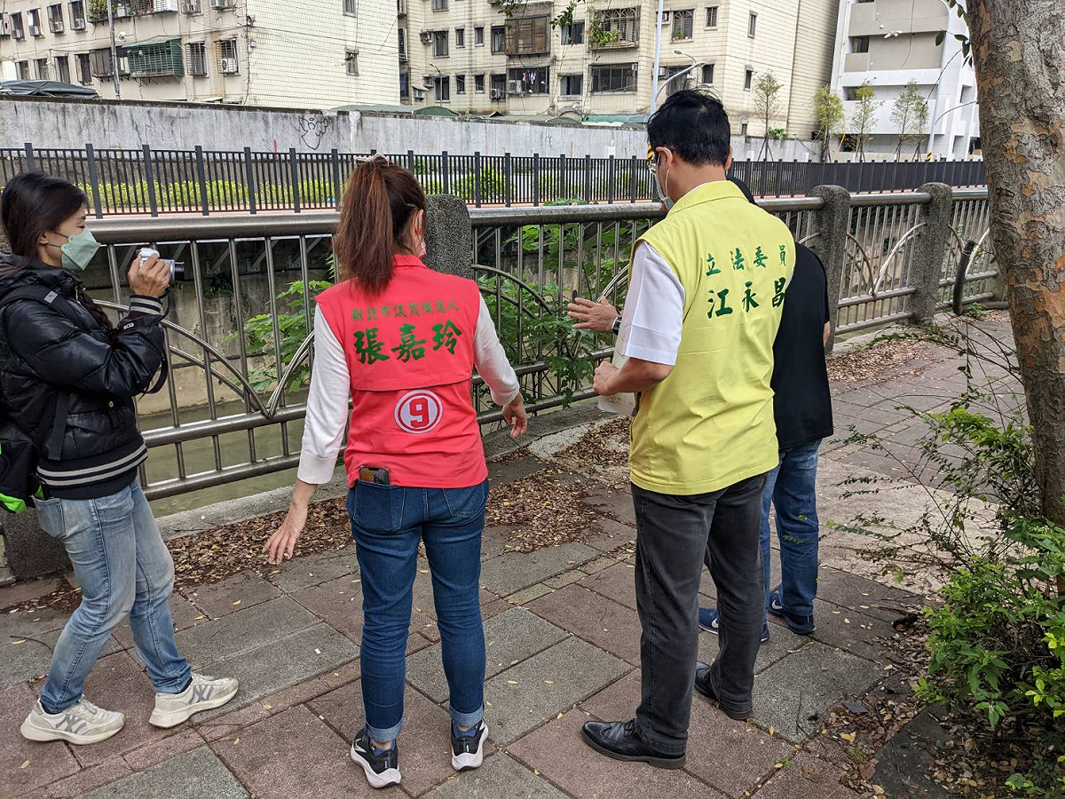 張嘉玲建議市府，對於中和大排東側進行規畫設計並規劃經費進行改善，解決溝渠兩側兩樣情的狀況。 圖：張嘉玲辦公室/提供