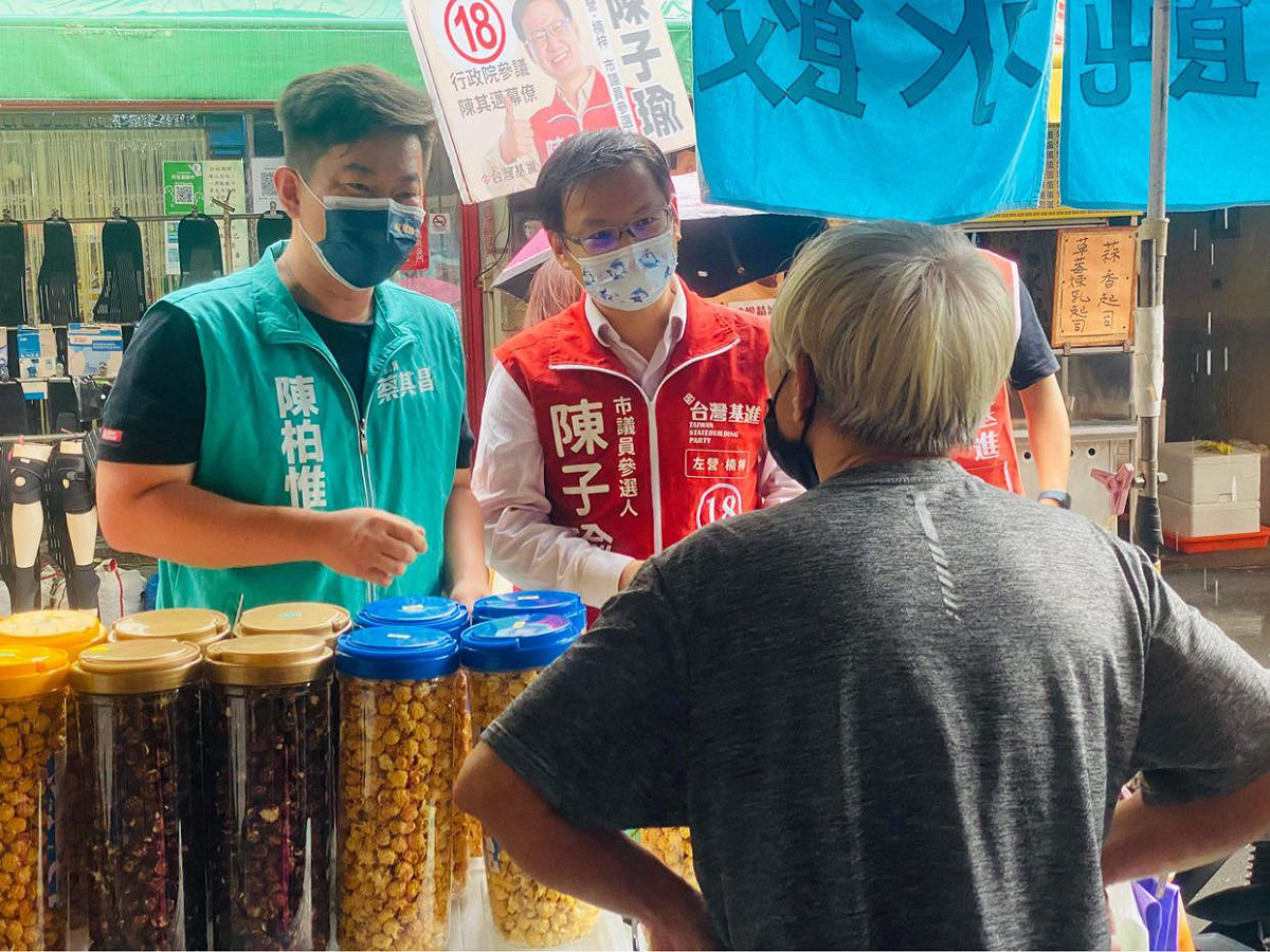 陳柏惟退黨後首次為基進參選人站台掃街，獻給了基進左楠區議員參選人陳子瑜。 圖:陳子瑜臉書
