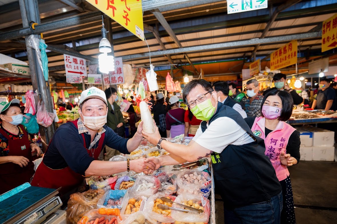 民進黨新北市長候選人林佳龍今（25）日傍晚在新莊兩處市場掃街拜票。 圖:林佳龍競選辦公室提供