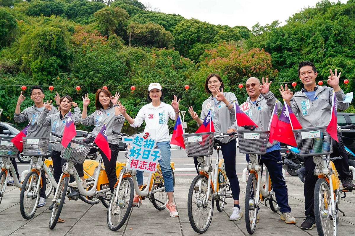 柯志恩(中)與六位KK政線議員比出三號。 圖：柯志恩競辦提供