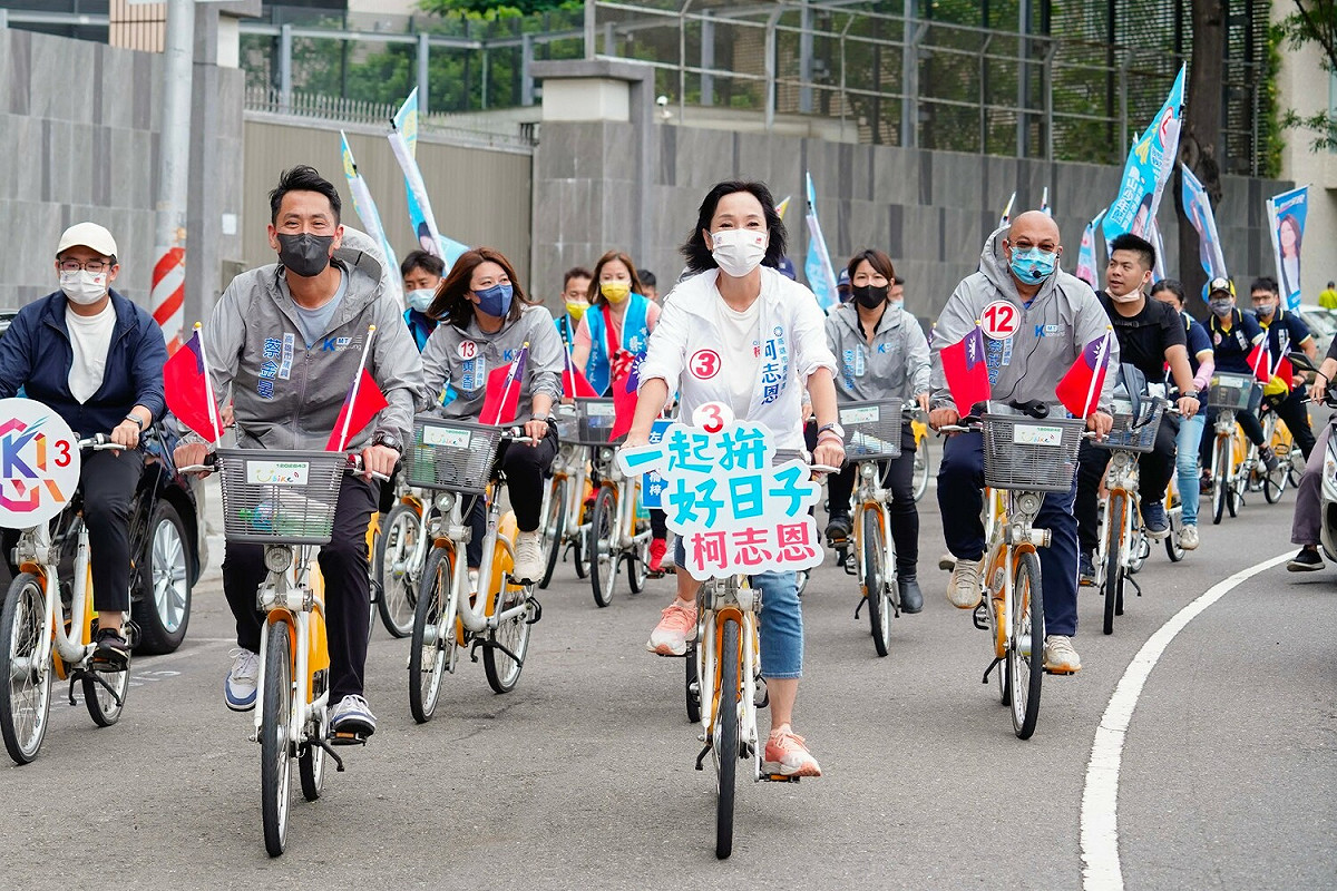 柯志恩(中)領騎另類車掃。 圖：柯志恩競辦提供