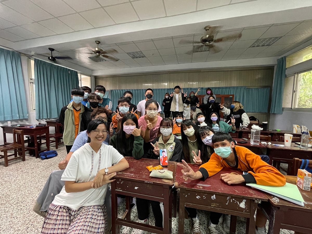 醫師林子筠（左前）與學生合照。 圖：新北市動保處提供