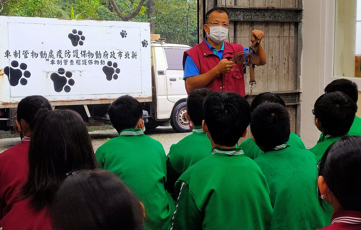 動保處醫師與學生進行授課。 圖：新北市動保處提供