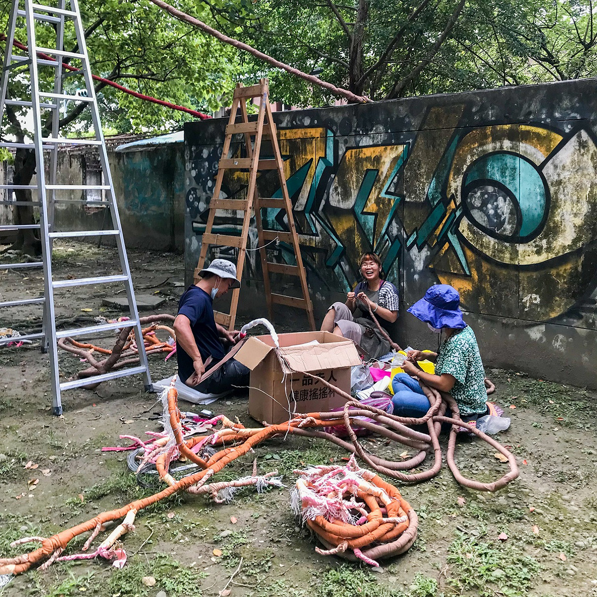 藝術家不廢跨村實驗室於435園區進行藝術現地創作。 圖：新北市文化局提供