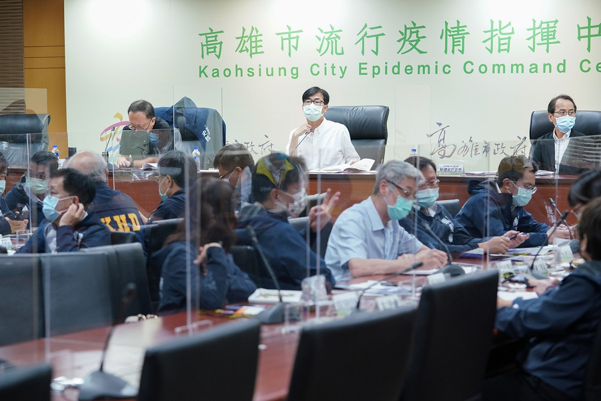 陳其邁(後排中)市政會議上宣布財政多項六都第一。 圖：高雄市政府提供