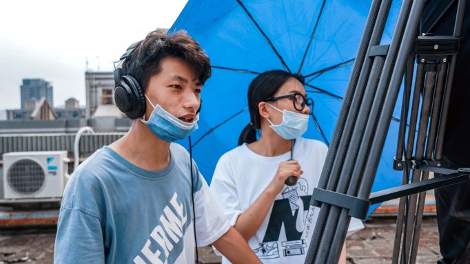 醒吾科大新媒系三年級姚宇駿（圖左）擔任導演，現場掌握〈愛存在〉拍攝過程。 圖：醒吾科大提供
