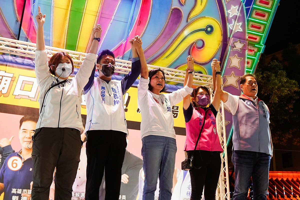 柯志恩(中)率黨籍鳳山議員造勢。 圖：柯志恩競辦提供