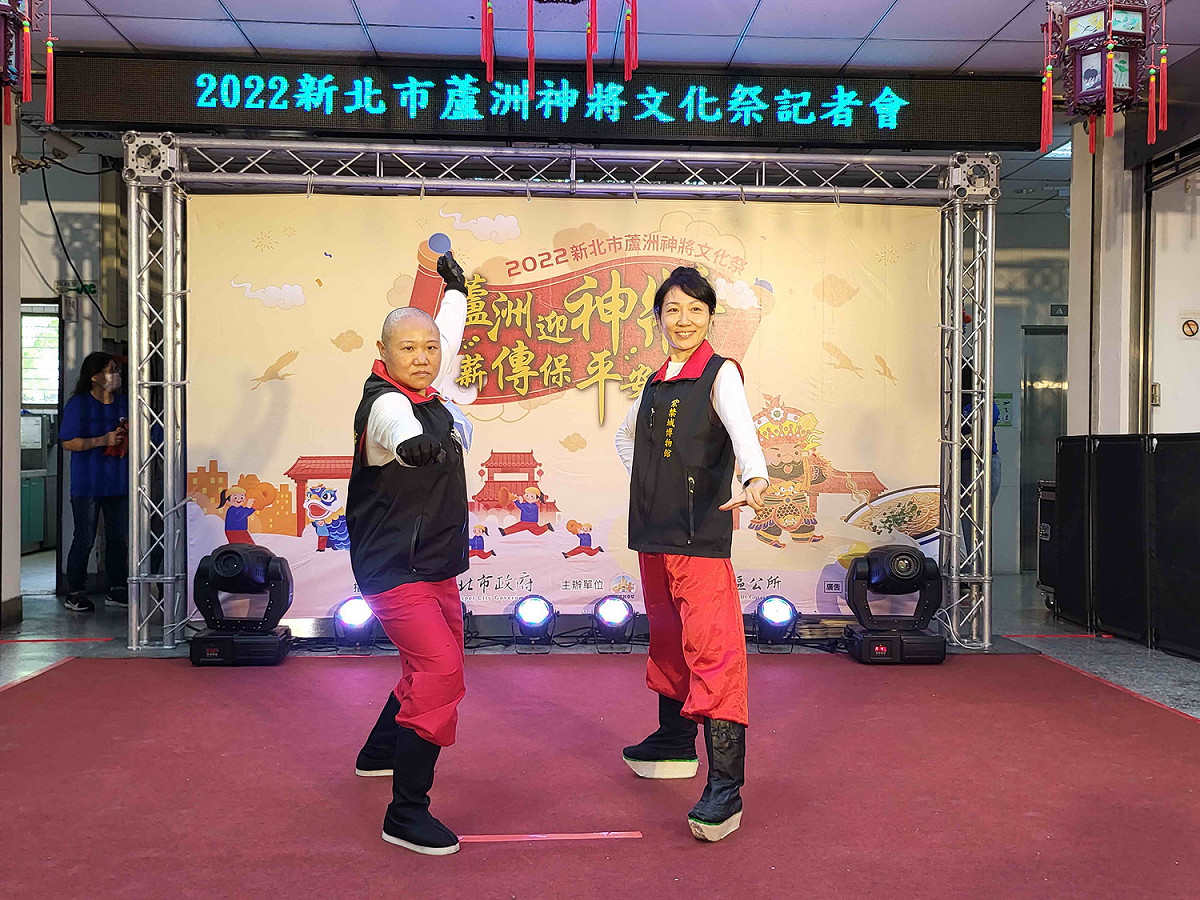 女力崛起，女神將亮相。傳統的神將腳都是由男性擔任，而本屆神將文化祭首創女子擔任神將腳，翻轉民俗禁區，打破宗教對女性的刻板印象。 圖：蘆洲區公所提供