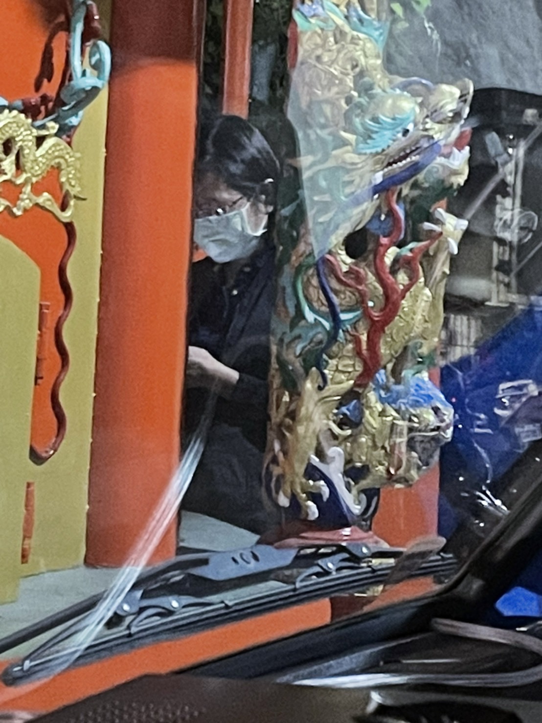 西屯區公所秘書室主任陳燕秋出現在蔡其昌的問政說明會，且不停拿手機拍畫面。 林祈烽/提供