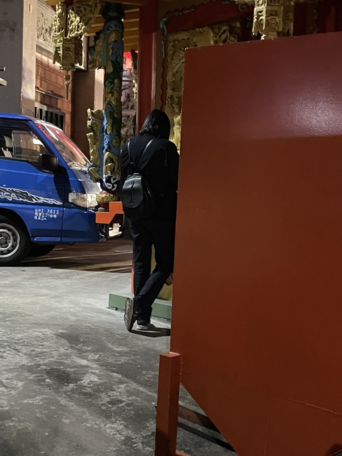 西屯區公所秘書室主任陳燕秋出現在蔡其昌的問政說明會，且不停拿手機拍畫面。 林祈烽/提供