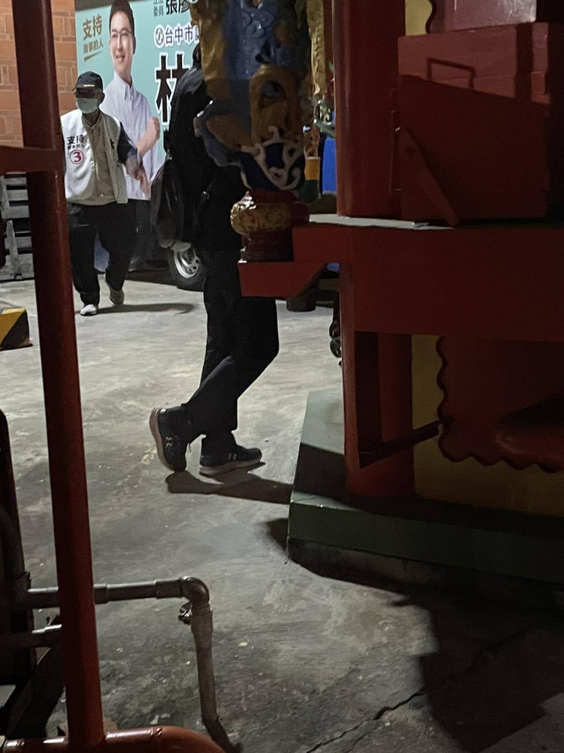 西屯區公所秘書室主任陳燕秋出現在蔡其昌的問政說明會，且不停拿手機拍畫面。 林祈烽/提供
