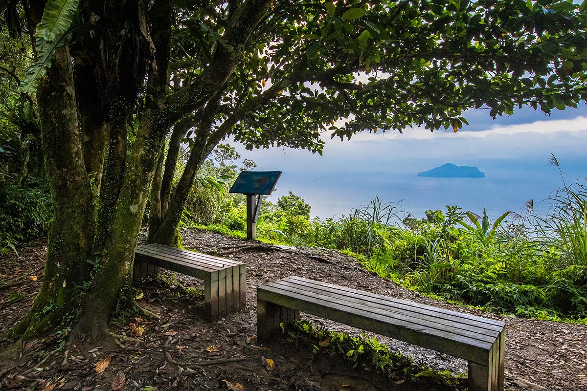 淡蘭古道線和微笑山線構成的山林生態環是喜好大自然體驗遊客的最愛，圖為坪溪古道觀景台。 圖：新北市觀旅局提供