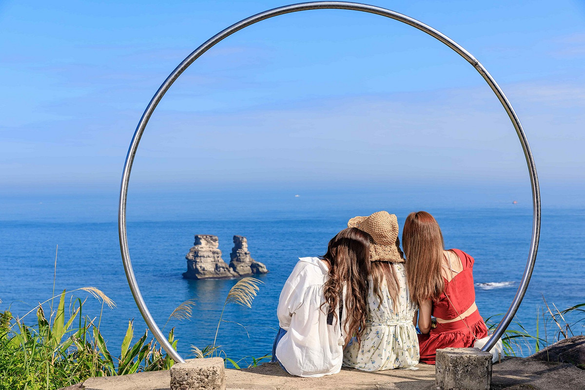 海岸環包括青春山海線與雙百年環線，有最美的145公里新北海岸與東北角山城漫遊，圖為獅頭山步道遠眺燭台雙嶼。 圖：新北市觀旅局提供