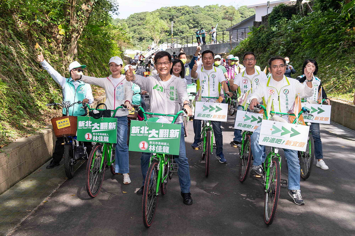 民進黨新北市長候選人林佳龍和宜蘭縣長候選人江聰淵在草嶺古道騎乘自行車，大談觀光政策。 圖：林佳龍選辦提供