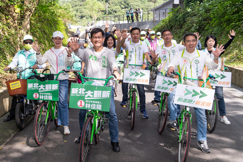 林佳龍今天到草嶺古道和宜蘭縣長候選人江聰淵，共同騎乘自行車，大談觀光政策。 圖：林佳龍競辦提供