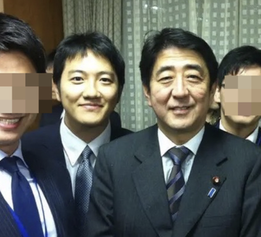 已故日本首相岸田文雄(右2)與統一教創始人孫女婿大冢洪孝(左2)合影。 圖:翻攝自環球網