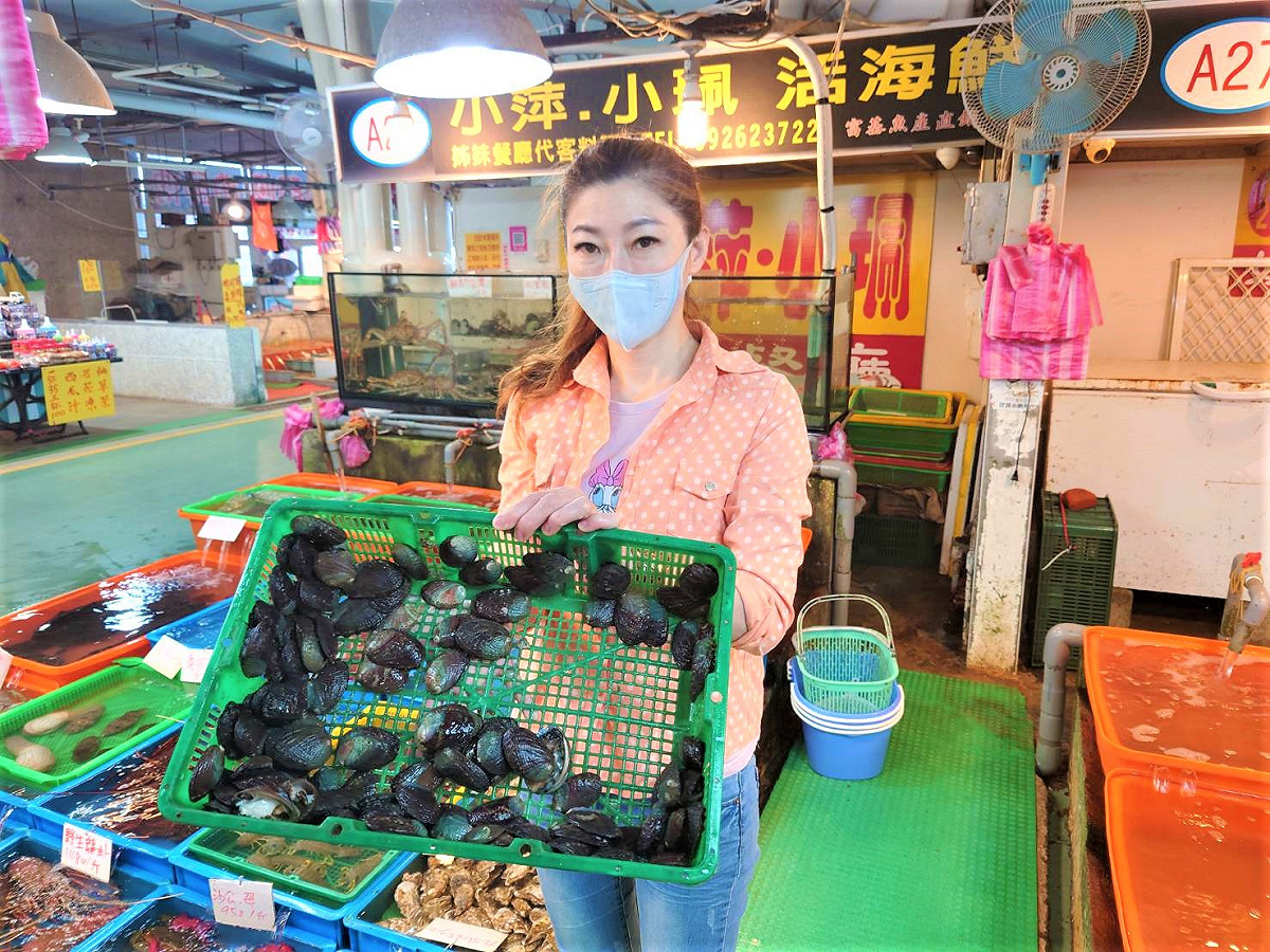 富基魚市攤商展示產自東北角的鮮活貢寮鮑。 圖：新北市農業局提供