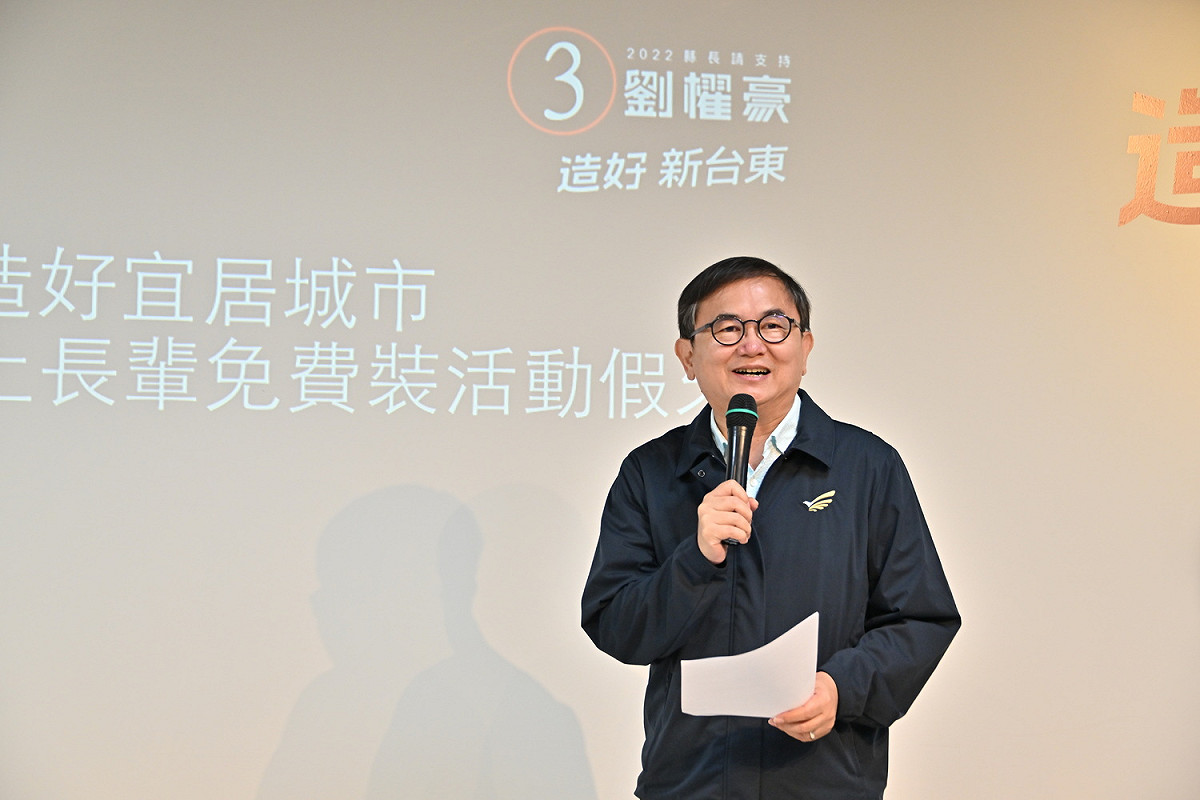 民進黨台東縣長候選人劉櫂豪今（26）日提出，要幫65歲以上長者免費裝活動假牙政見。 圖：劉櫂豪競辦提供