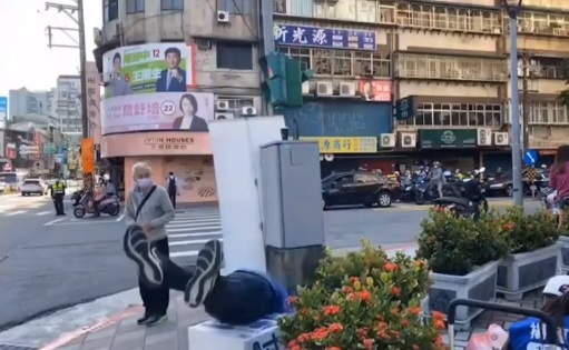 國民黨台北市議員候選人楊植斗今(26)日於街口拜票時，不慎發生意外，從行動式演講箱上後仰摔下，頭部著地。 圖:羅智強臉書