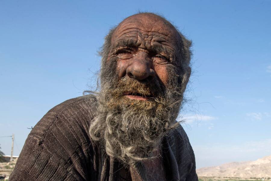 號稱「世界上最髒的人」伊朗獨居男子哈吉（Amou Haji）。 圖：翻攝自推特
