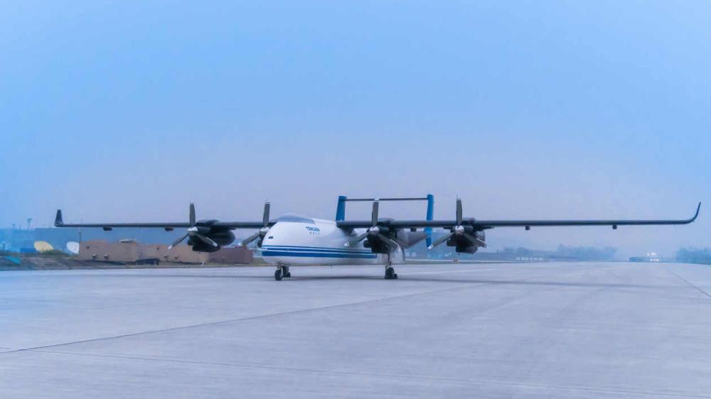 中國官媒《央視》報導，全球首款具備4具發動機大型無人機「雙尾蠍D」成功首飛。 圖：翻攝央視網