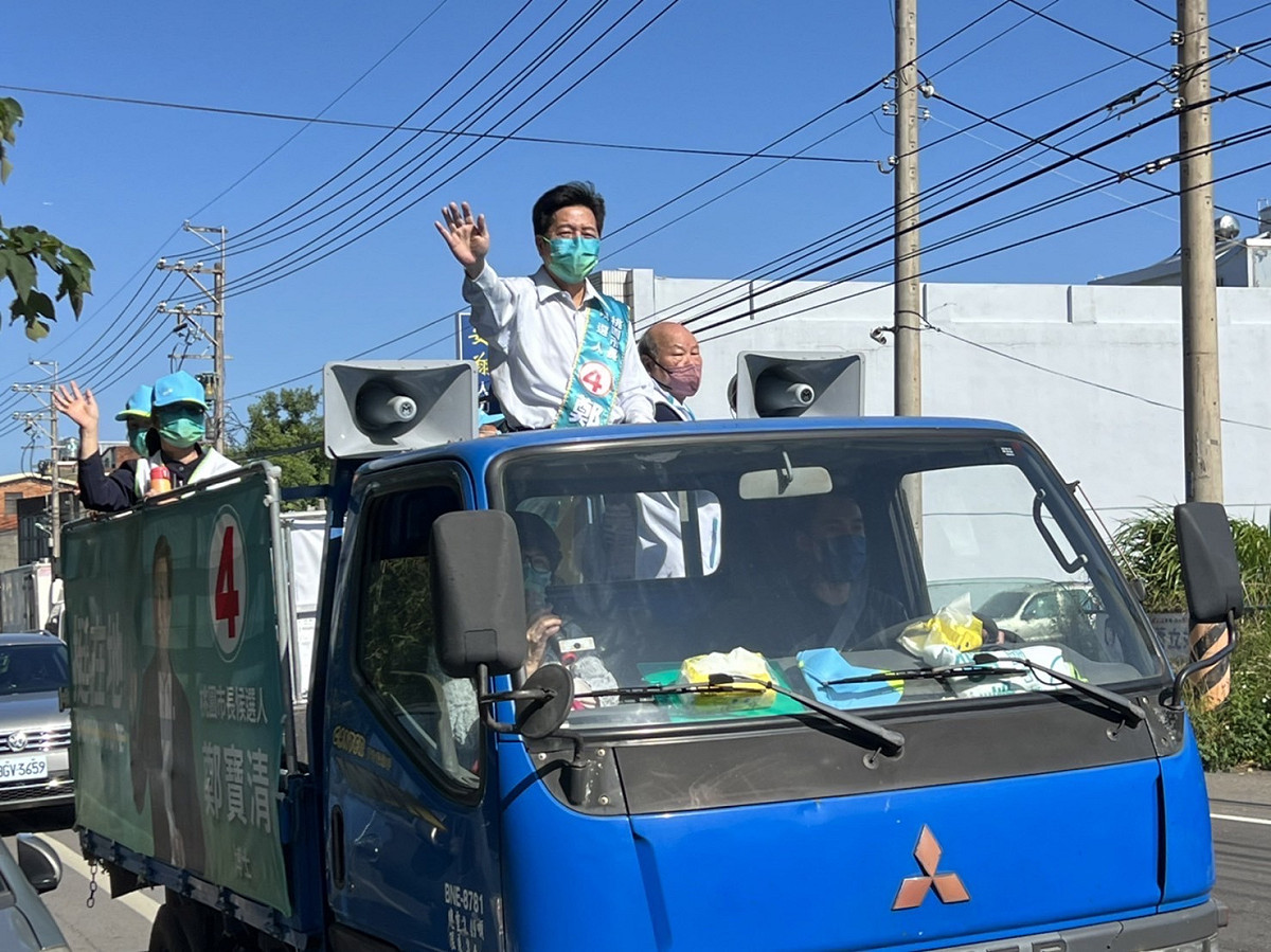 鄭寶清由競辦主委許國泰陪同，從楊梅啟明宮出發掃街拜票。 圖：鄭寶清競辦／提供