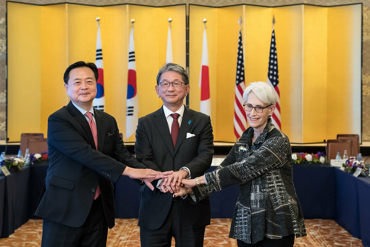 美國、日本及韓國外交次長會談26日在日本登場，美國副國務卿謝爾曼（Wendy Sherman 右）、日本外務事務次官森健良(中)、南韓外交部第一次官趙賢東(左) 圖:翻攝自推特Wendy R. Sherman @DeputySecState