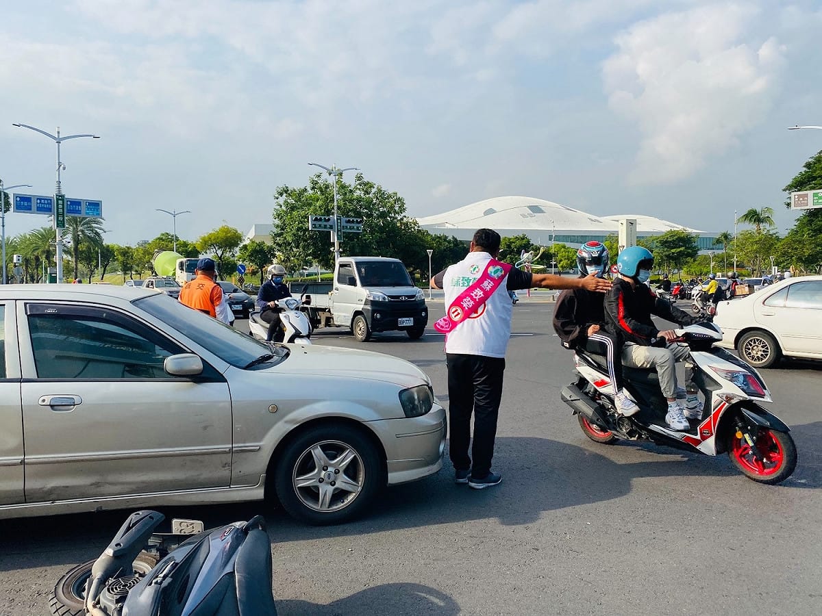 蘇致榮(中)路口拜票見車禍，化身交通義警。 圖：蘇致榮/提供