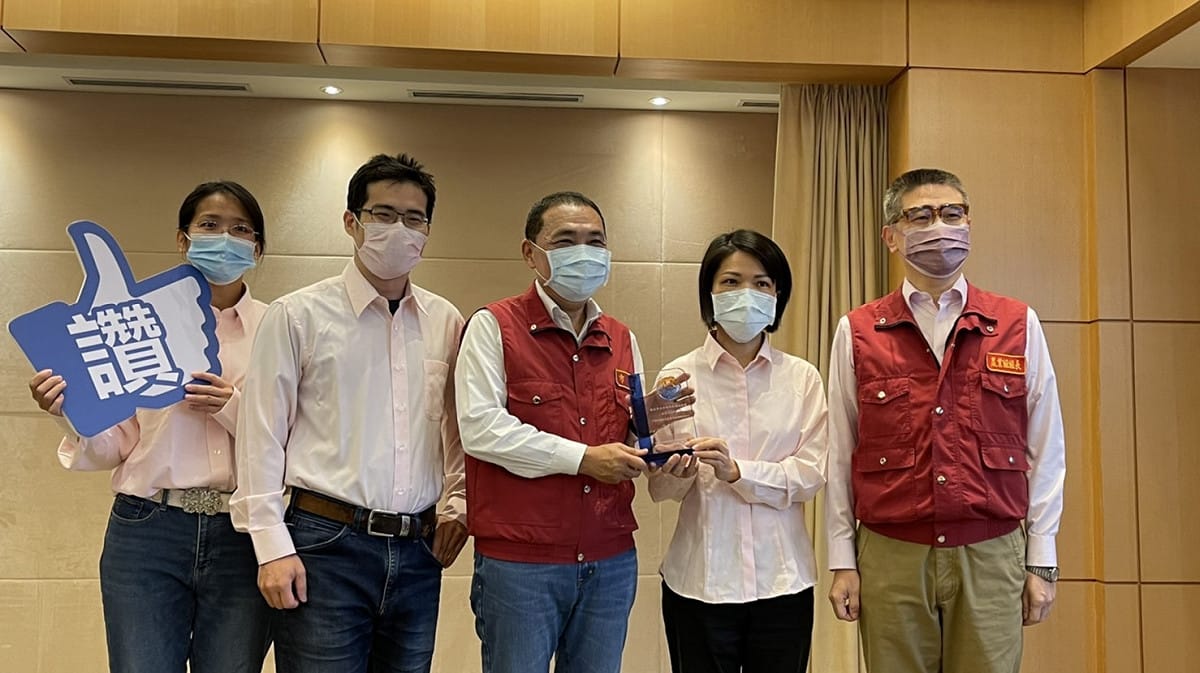 新北市動保處榮獲「110年度口蹄疫撲滅計畫重要措施績效評比」分組優勝，由農業局長李玟(右一)、動保處長楊淑方(古二)獻獎給市長侯友宜。 圖：新北市動保處提供