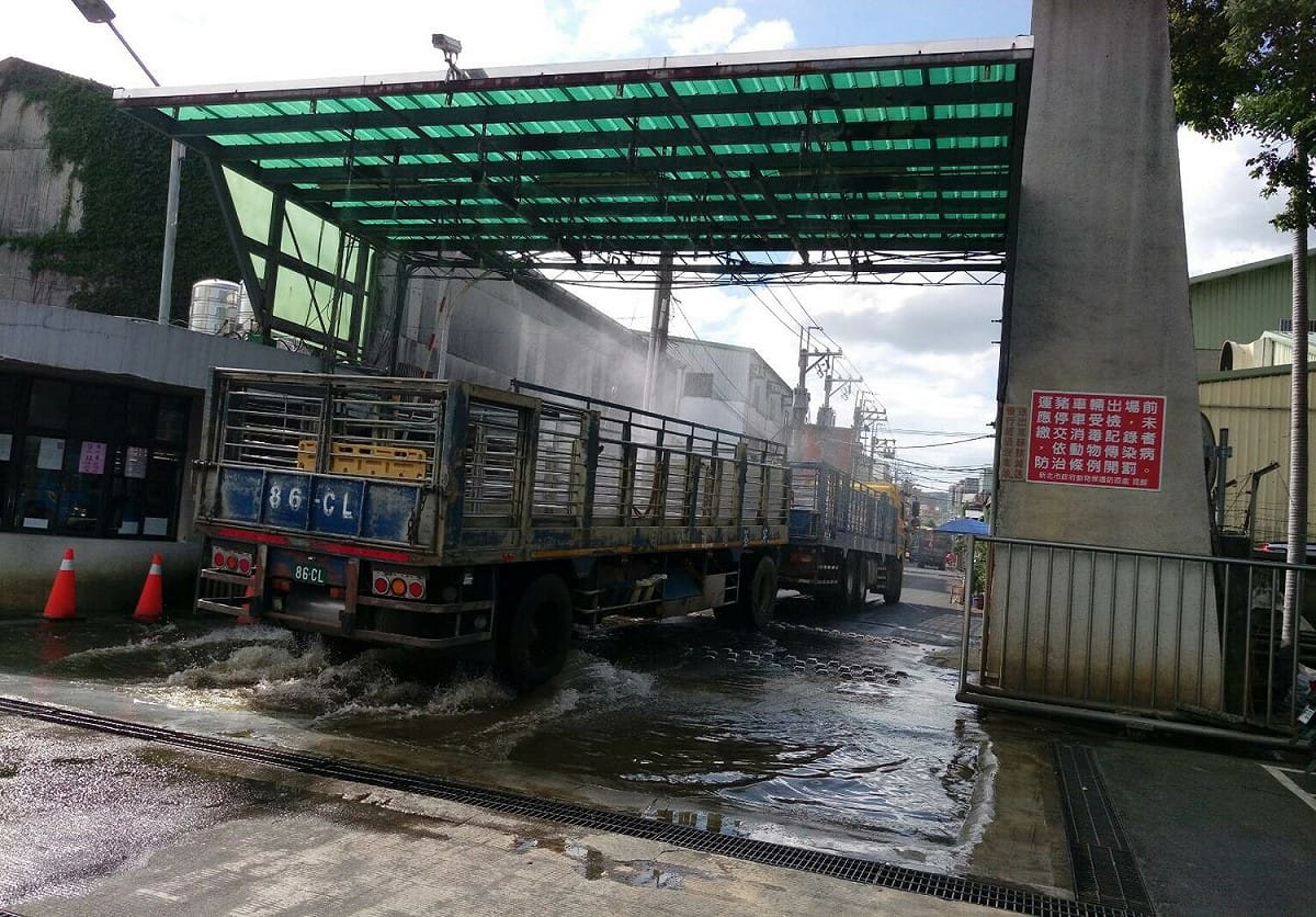 載運車進出肉品市場應行經消毒池及噴霧消毒。 圖：新北市動保處提供