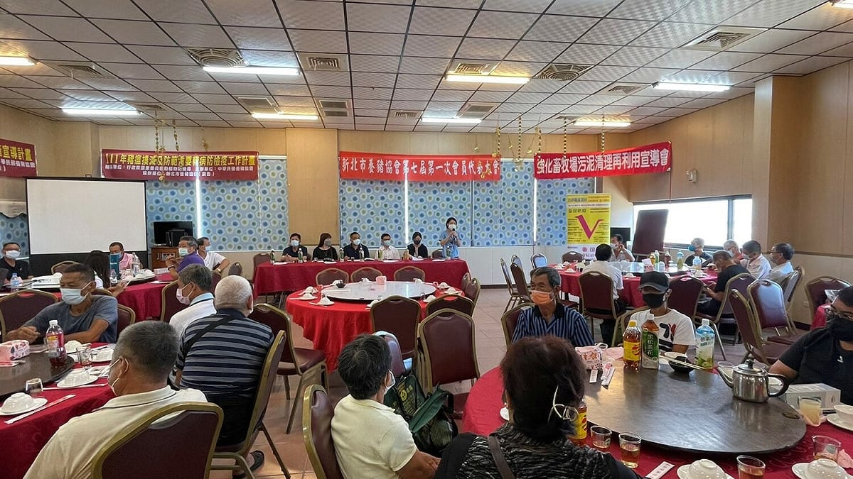 新北市動保處及新北市養豬協會向農戶進行防疫宣導。 圖：新北市動保處提供