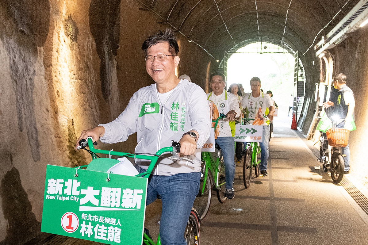 林佳龍今早才和江聰淵合體在草嶺古道騎乘自行車，下午就傳出發燒，晚間快篩陽性確診。 圖：林佳龍競辦／提供