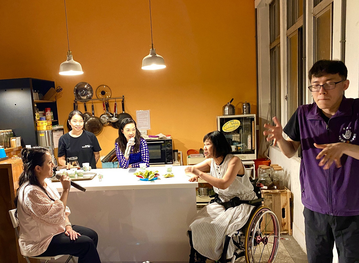 《廚房悄悄話》這齣談女性平權的小戲，透過四個女生的廚房私密談話，將女性及障礙女性為家庭付出與社會附加的壓力娓娓道來，還適時提問與觀眾互動對話。手語翻譯不僅傳達語言意義，也透過表情讓觀眾感受語言的情緒。 圖：香巴拉劇坊提供