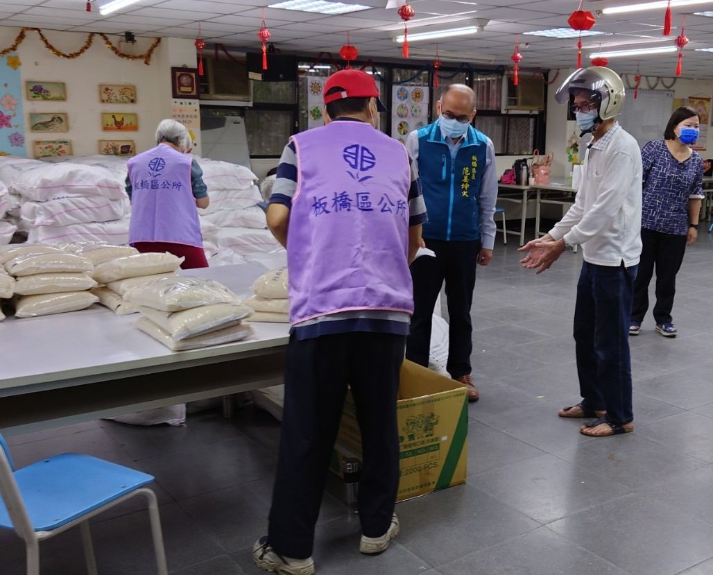 板橋區長范姜坤火（中）今年上半年督導愛心米發放的情形。 圖：板橋區公所提供