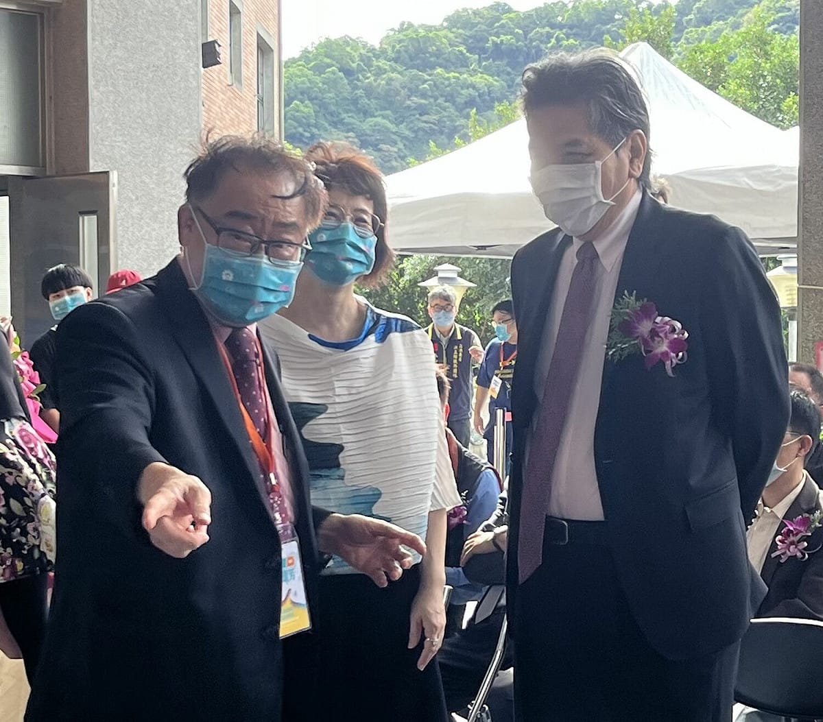 黎明技術學院53週年校慶熱鬧非凡，監察院副院長李鴻鈞（右）以傑出校友身分返校同慶，校長林明芳（左）接待。 圖：黎明技術學院提供