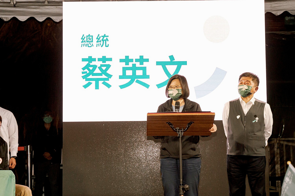 蔡英文大讚陳時中有料且有誠意，她請鄉親幫忙，讓陳時中的票超過她的票。 圖：民進黨提供