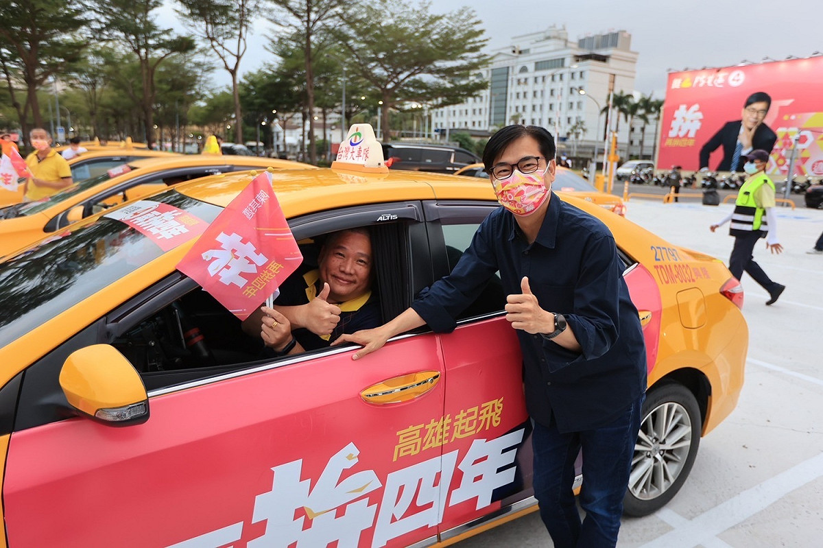 陳其邁(右)獲計程車司機擁護。 圖：陳其邁競總提供