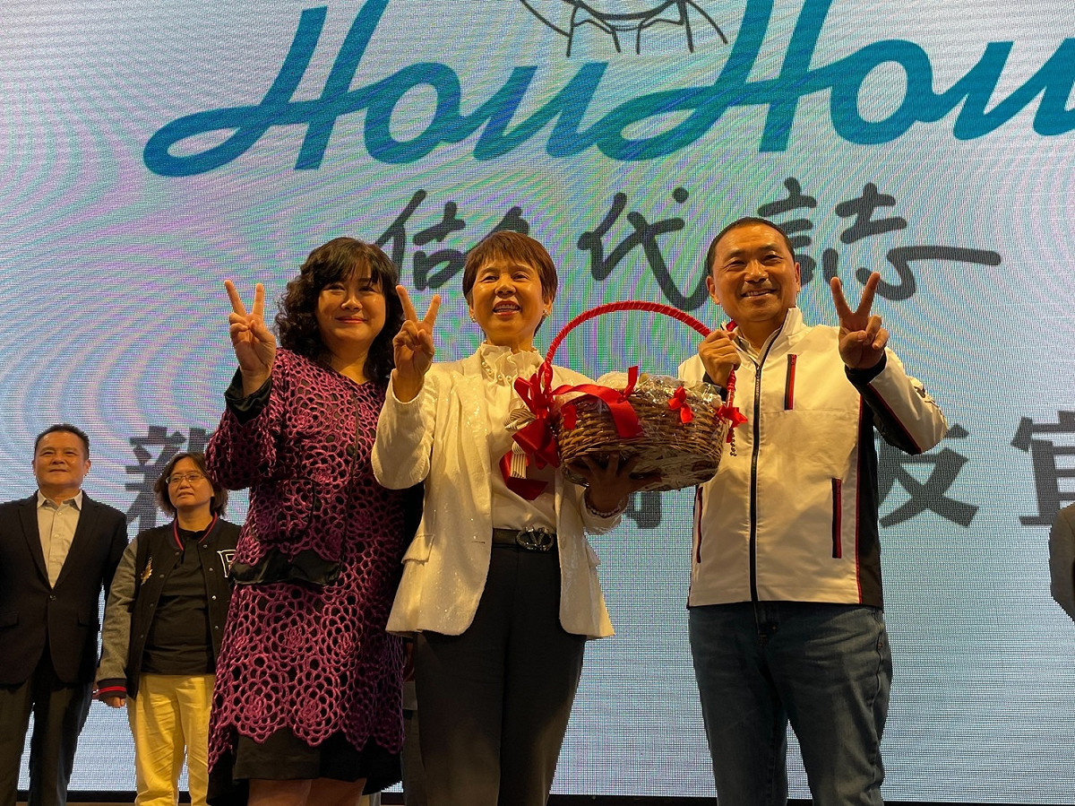 新北工商挺友宜後援會成立，大家一起比投2號。 圖：侯友宜選辦提供