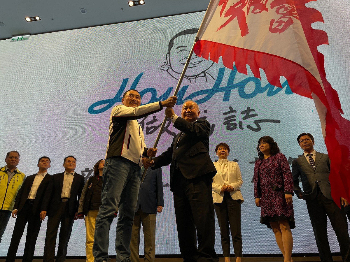 新北工商挺友宜後援會成立，侯友宜授戰旗。 圖：侯友宜選辦提供