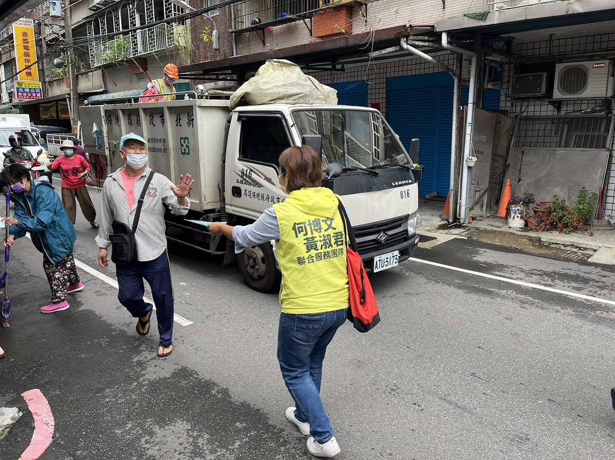 黃淑君接棒何博文參選新北市議員，呼籲侯友宜真心關懷清潔隊員安全及辛勞。 圖：黃淑君提供