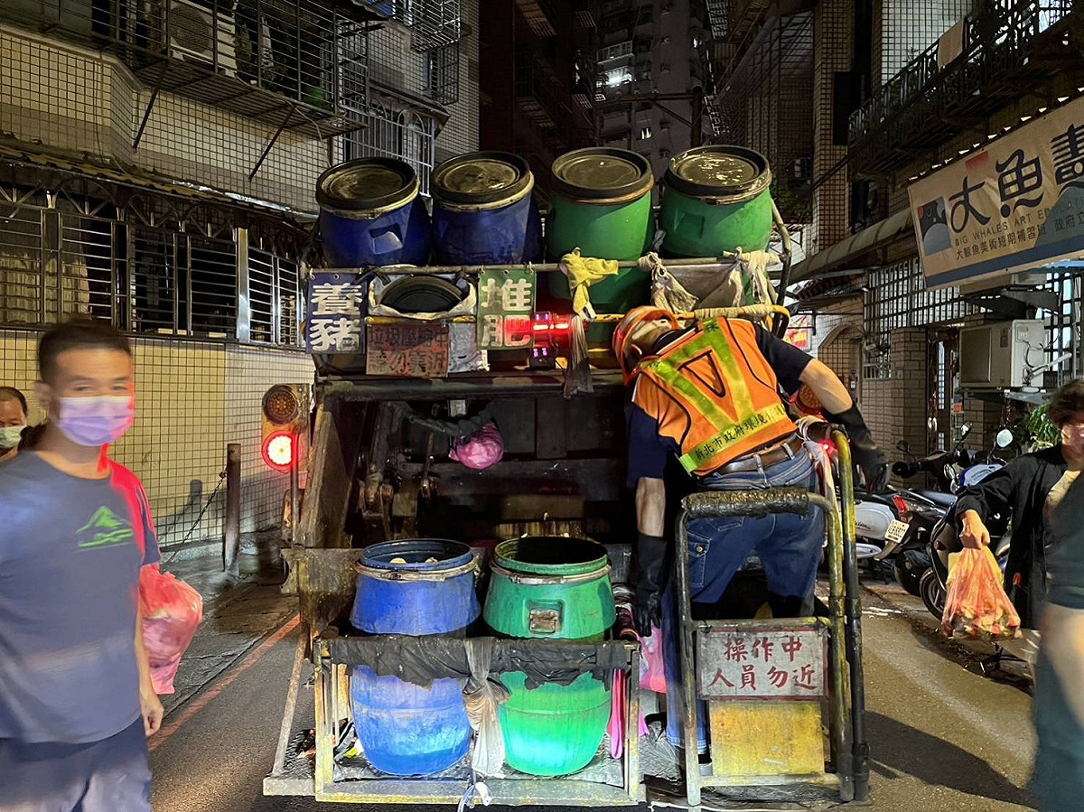 黃淑君接棒何博文參選新北市議員，提醒市府關心新北清潔隊員冒著生命危險服務市民。 圖：黃淑君提供