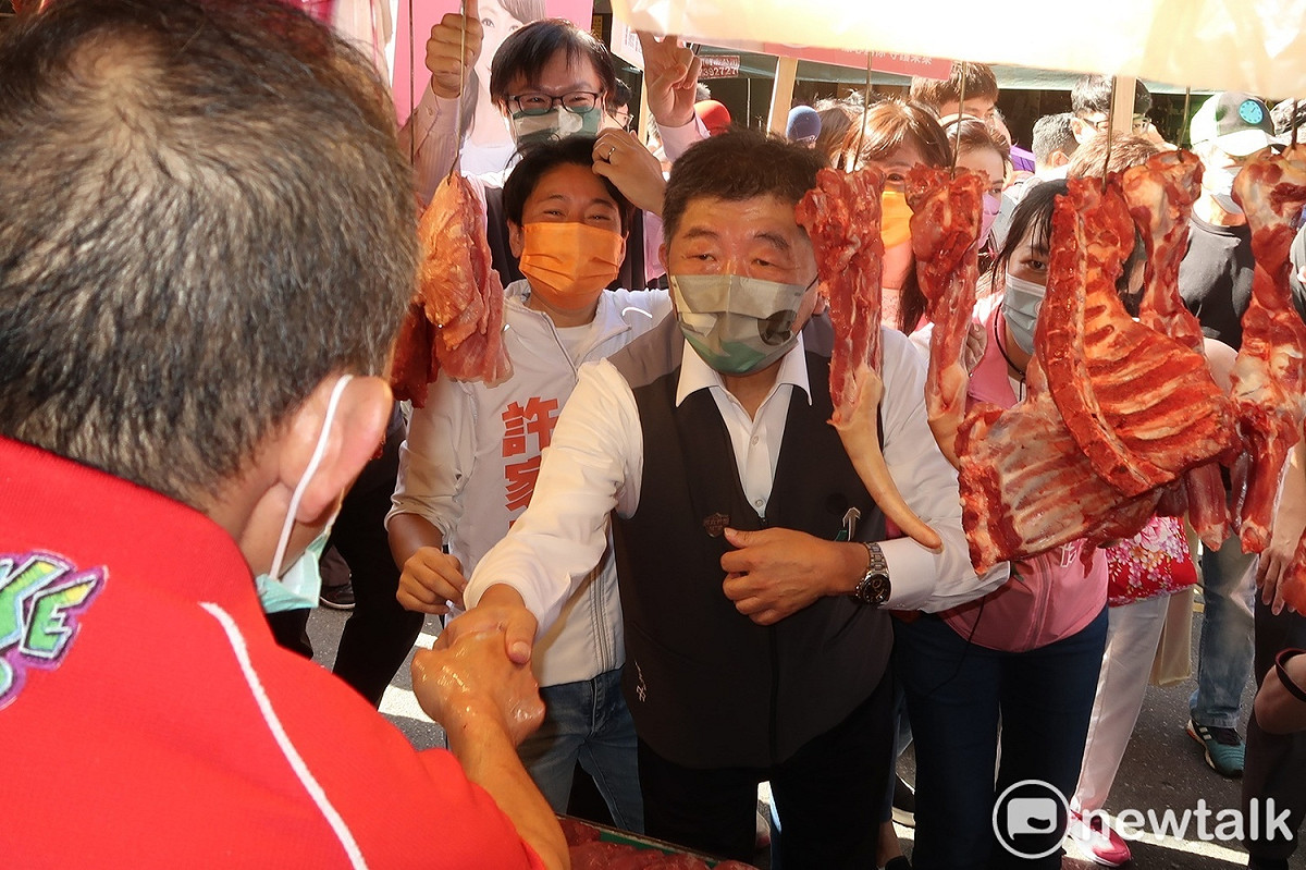 民進黨台北市長候選人陳時中27日到信義區吳興市場掃街拜票。 圖：林朝億/攝