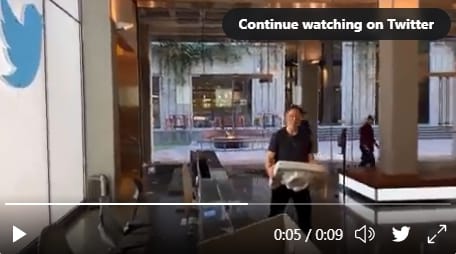 馬斯克寫道：「進入了推特總部， let that sink in（讓他思考一下）！」手上拿著水槽進入辦公大樓。 圖 : 翻攝自推特