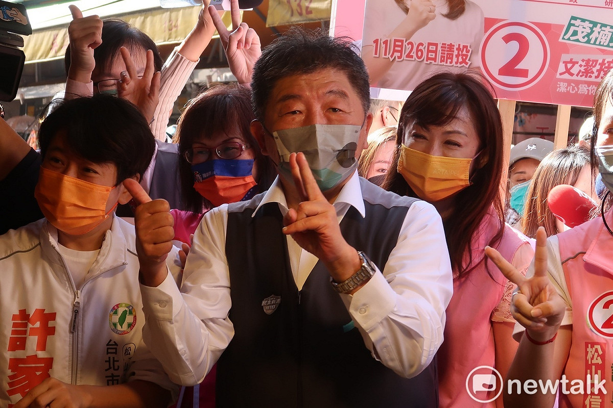 民進黨台北市長候選人陳時中27日到信義區吳興市場掃街拜票 圖：林朝億/攝