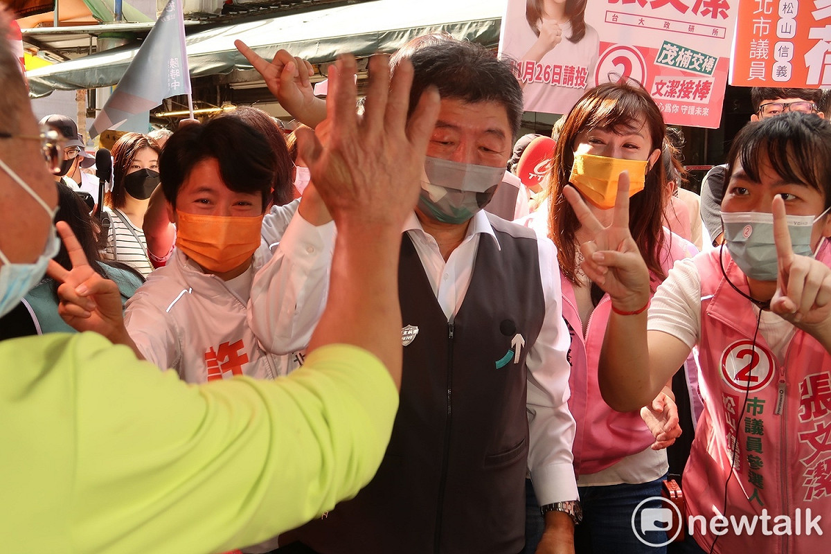 民進黨台北市長候選人陳時中27日到信義區吳興市場掃街拜票。 圖：林朝億/攝