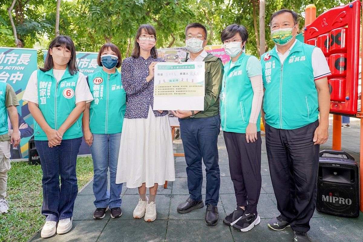 蔡其昌與市議員候選人、許願池團體代表邱媽媽說明，台中一定要打造成為一個孩子的遊樂園。 蔡其昌競選總部/提供
